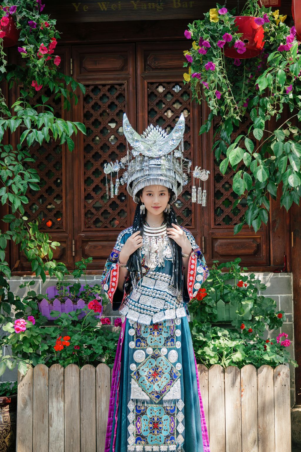 Coser@年年Nnian: 苗疆女孩 (50 photos) 