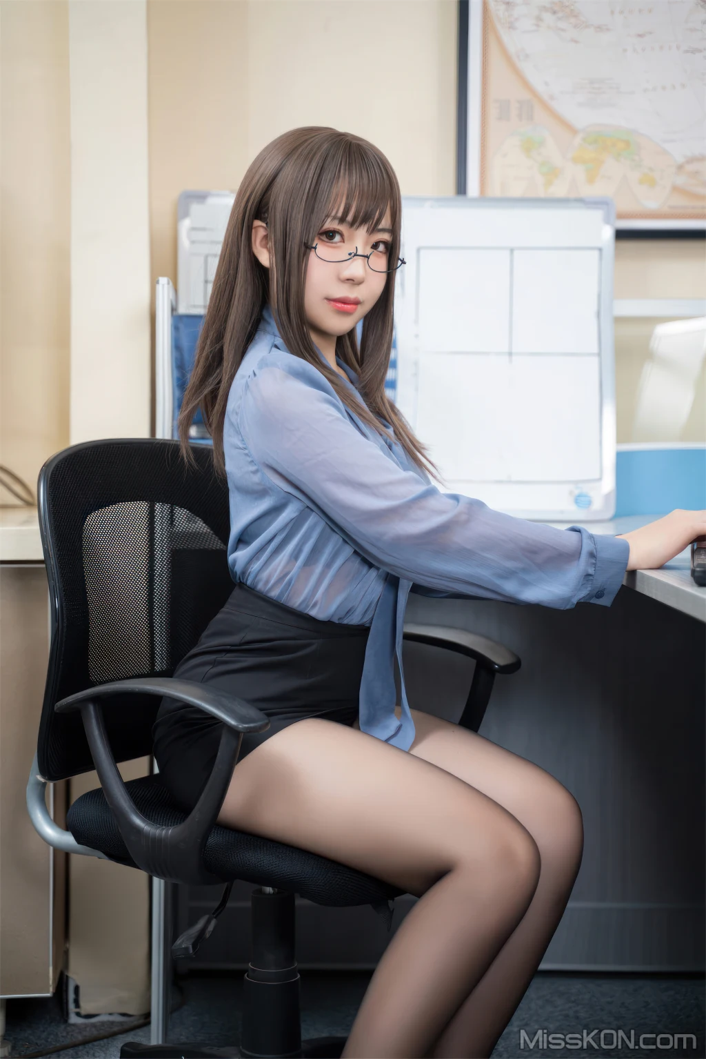 Coser@虎森森: 黑丝眼镜娘 (60 photos) 