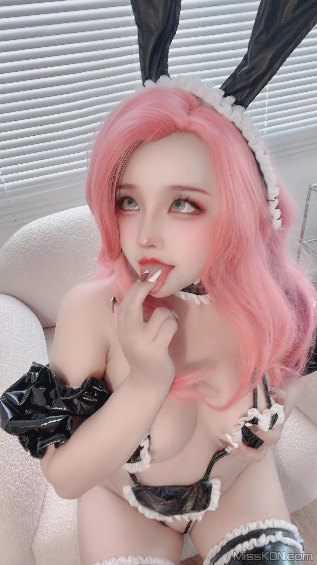 Coser@Sayo Momo: Seraphine Lewd Bunny Latex (71 photos ) 