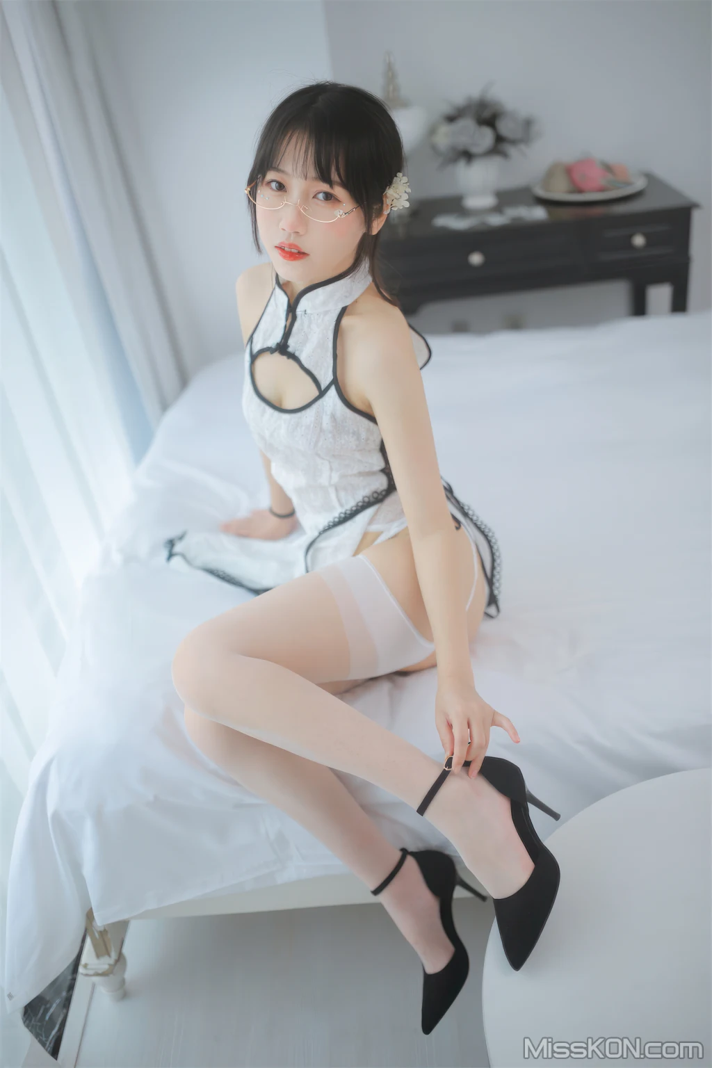 Coser@不呆猫: 人妻白旗袍 (55 photos) 