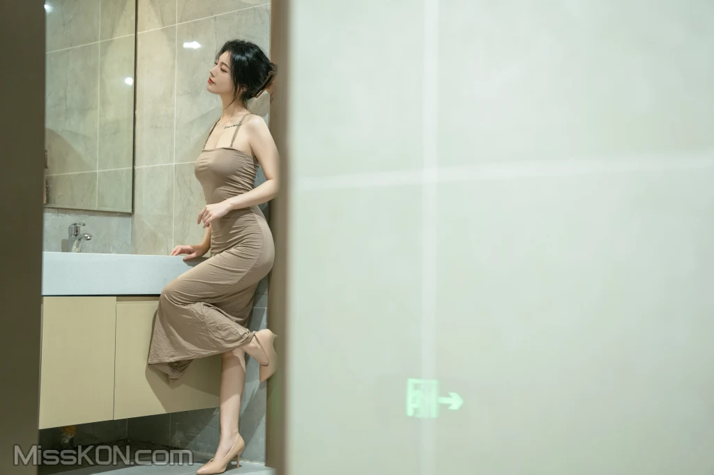 Coser@桃良阿宅: 吊带裙(公共厕所) (75 photos) 