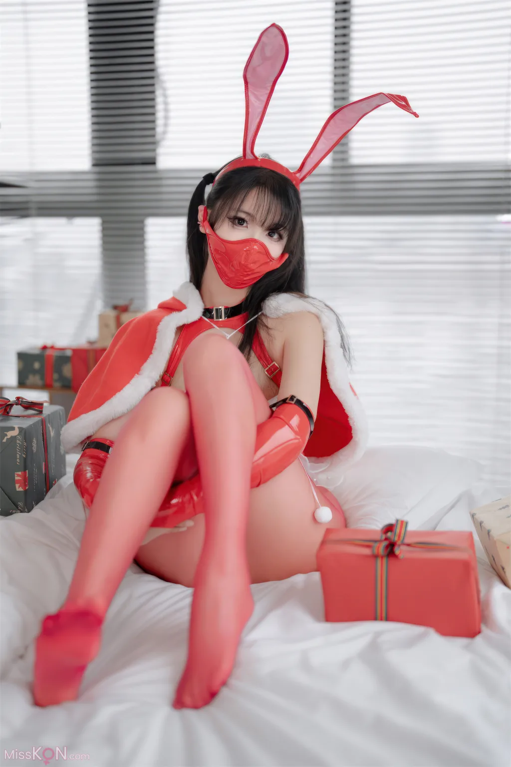 Coser@轩萧学姐: 圣诞红丝兔女郎 (45 photos) 
