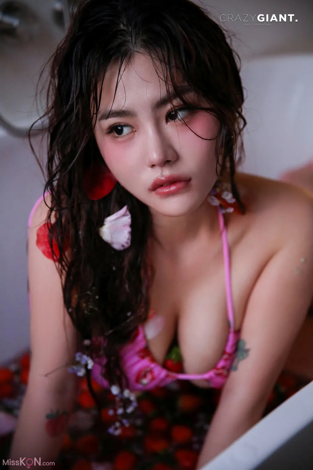 [CRAZYGIANT] Bani: Strawberry Vibes (78 photos) 
