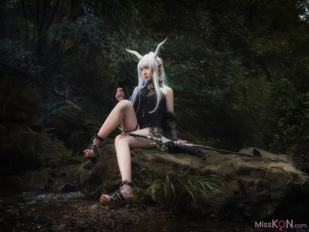Coser@麻花麻花酱: 闪灵泳装 (20 photos) 