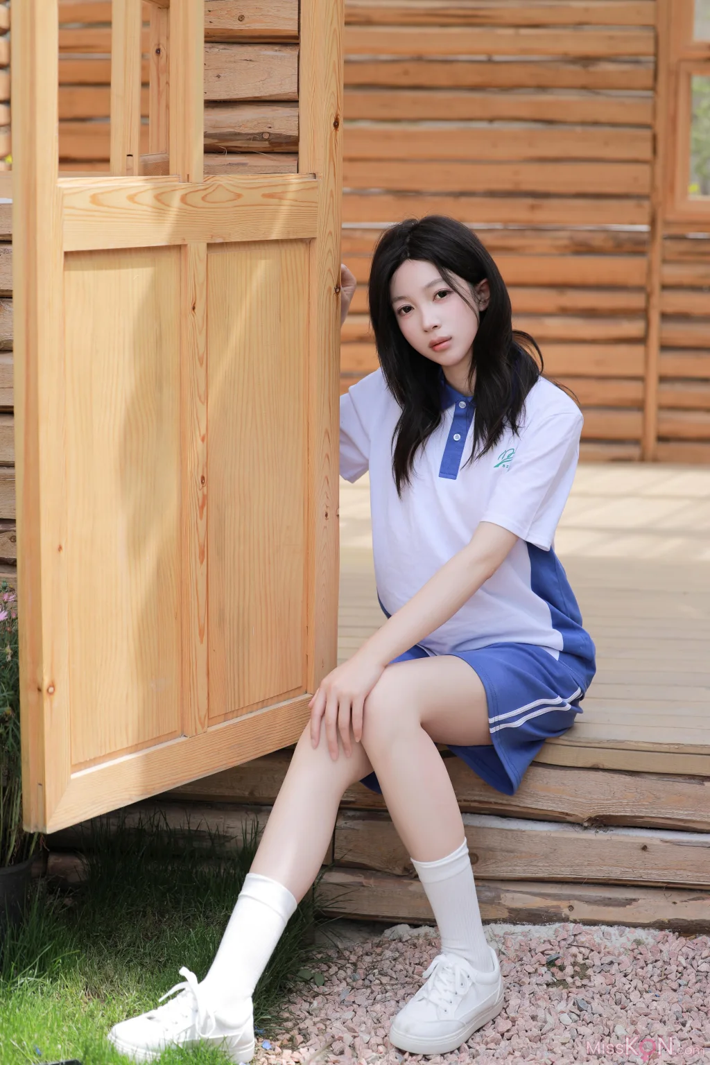 [XR Uncensored] 橙子酱Lillian: R18 秀人网模特 木屋中的JK小仙女 (74 photos)