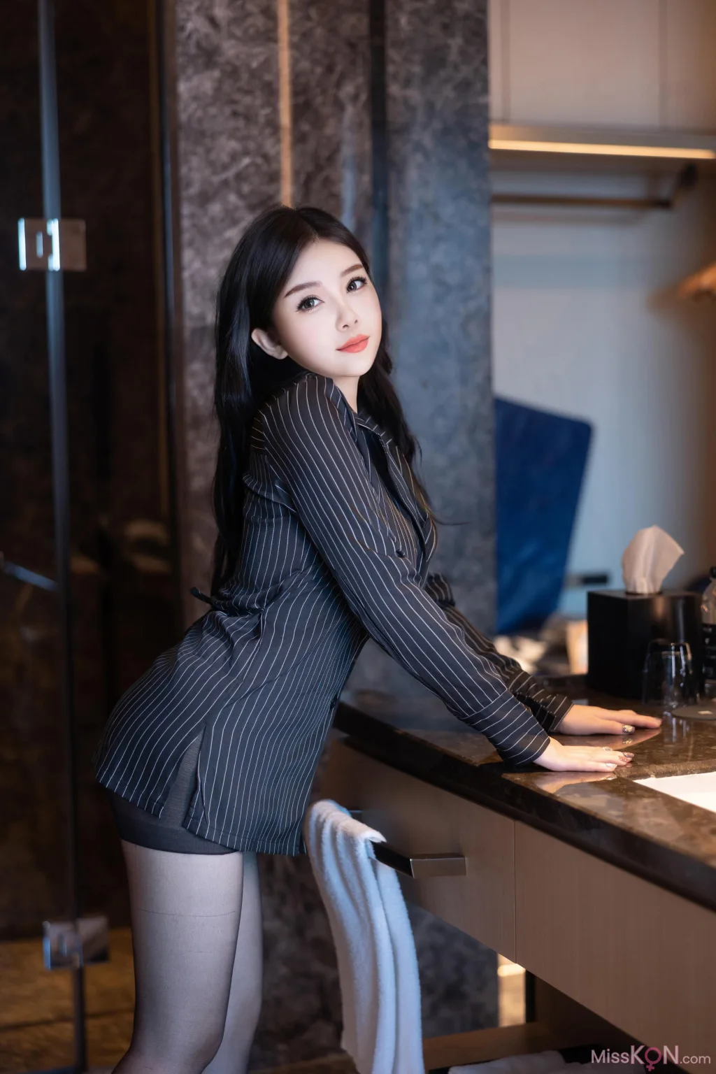 [XR Uncensored] 白洁Bessie: R18 秀人网模特 你的极品少妇女秘书 (48 photos)