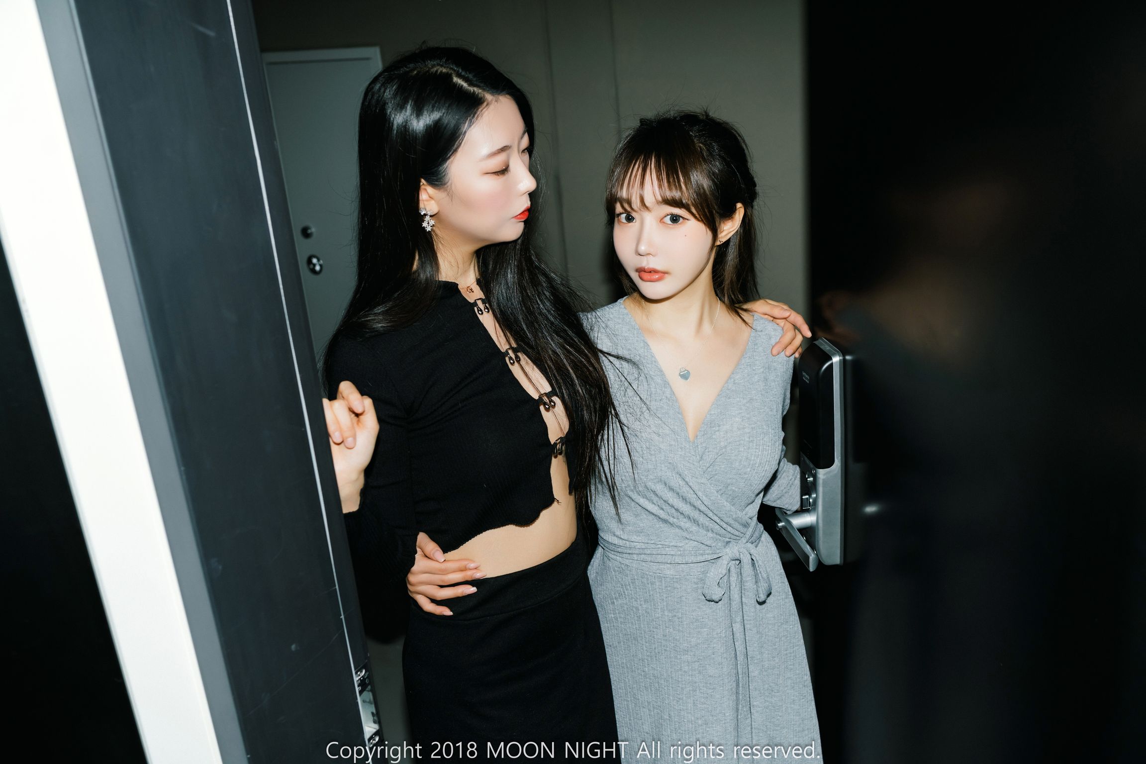Moon Night Snap - Mona (모나) & Jucy (쥬시): Loveholic Vol.2 (78 photos)