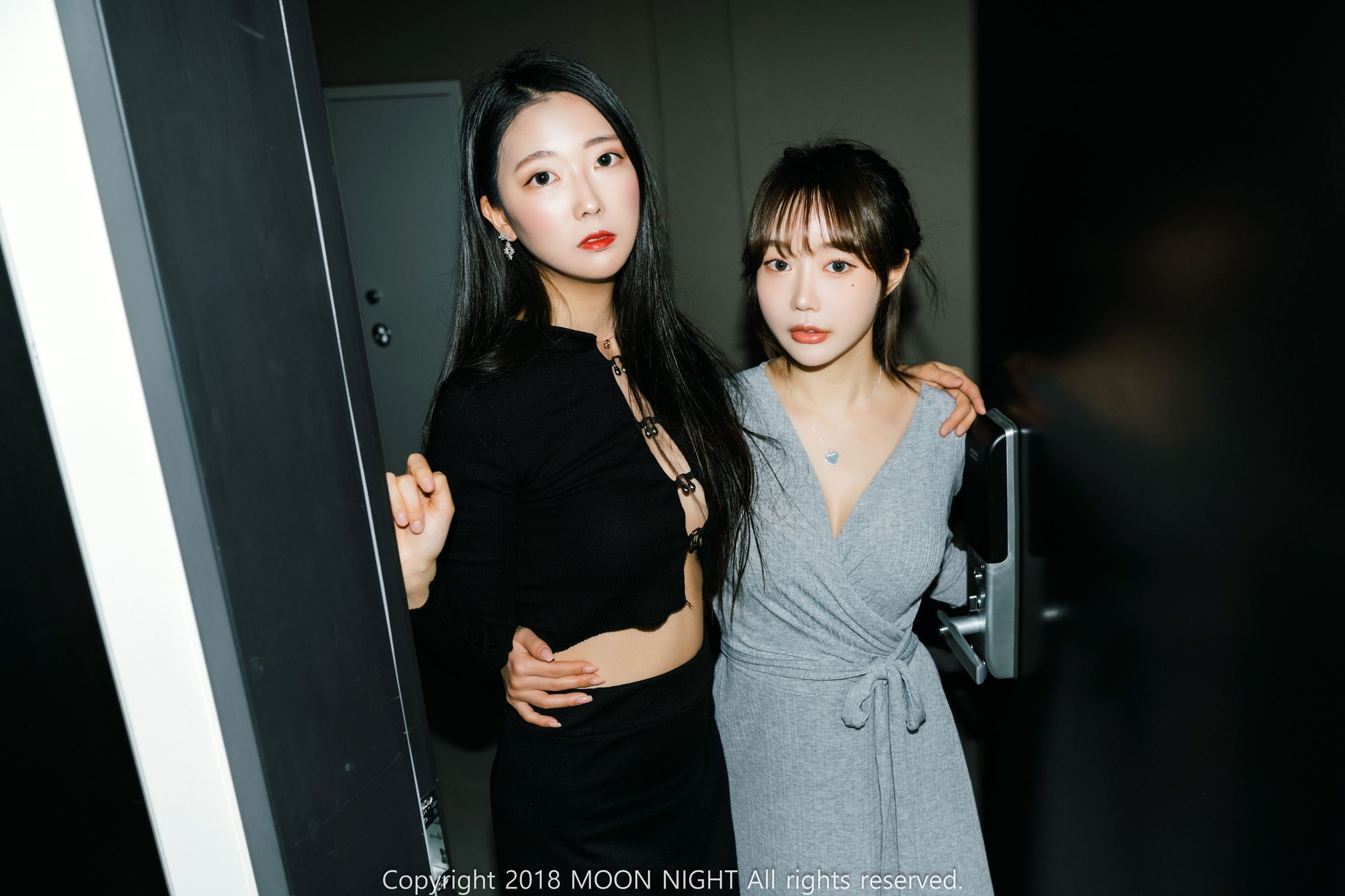 Moon Night Snap - Mona (모나) & Jucy (쥬시): Loveholic Vol.2 (78 photos)