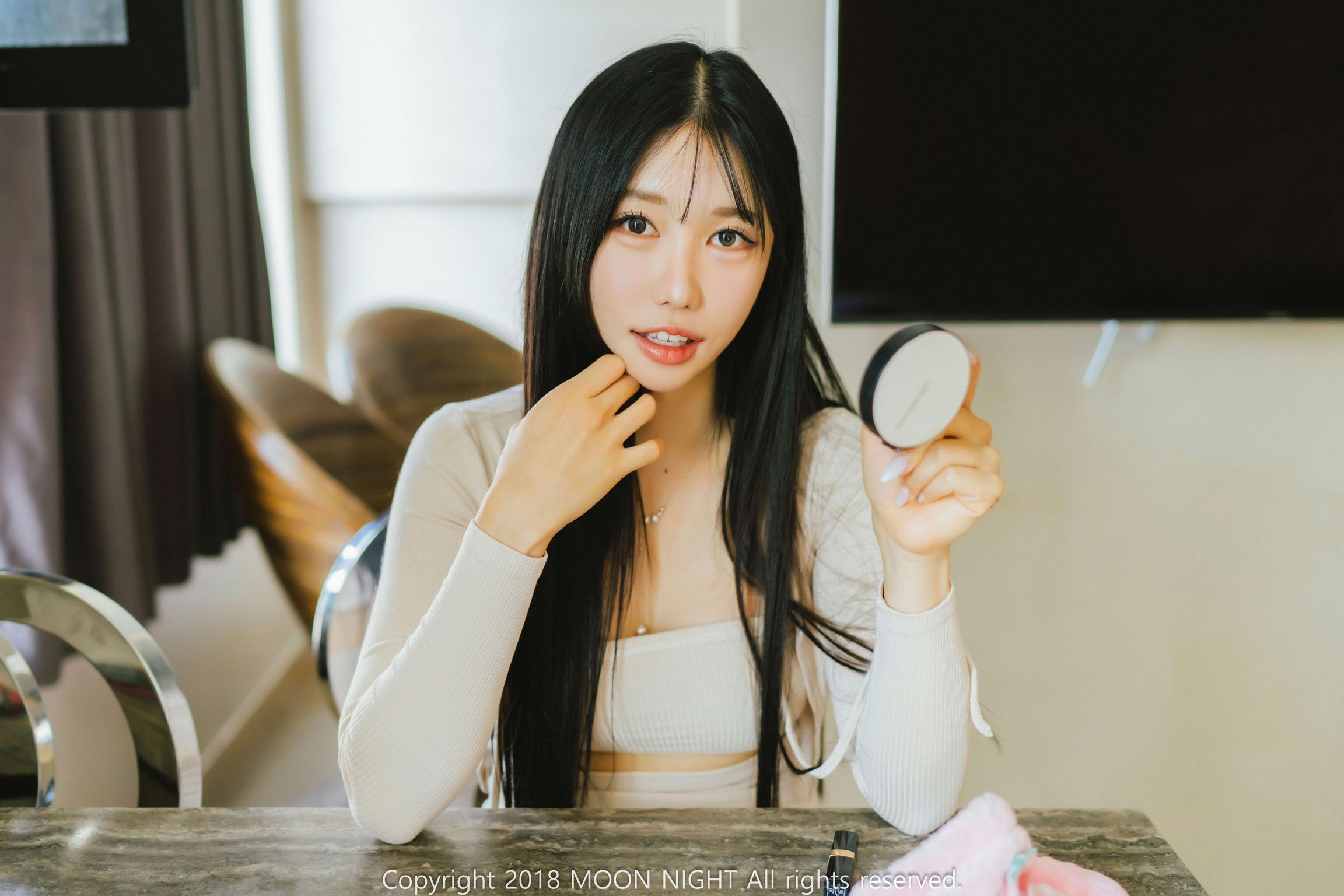 [Moon Night Snap] Yunjin: Honey Peach Hocance' Digital Photobook (86 photos)