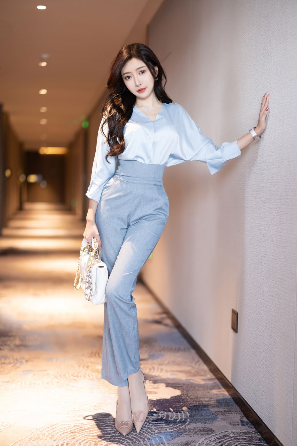 [内购无水印] 王馨瑶Yanni: 灰蓝色西裤配丝绸上衣 (97 photos)