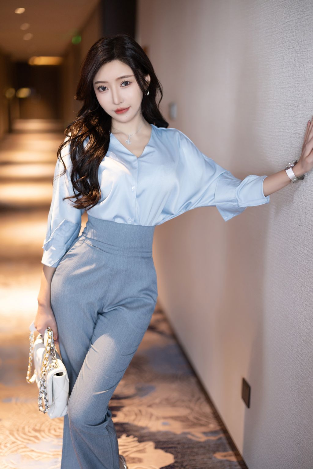 [内购无水印] 王馨瑶Yanni: 灰蓝色西裤配丝绸上衣 (97 photos)