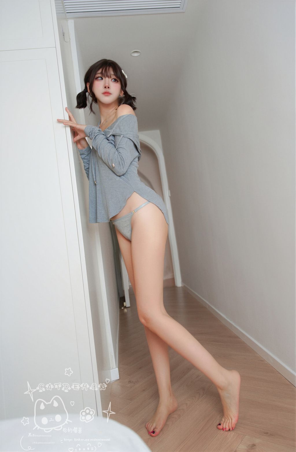Coser@CatDemon喵崽 (你的喵崽): 肉欲灰帽衫 (45 photos)