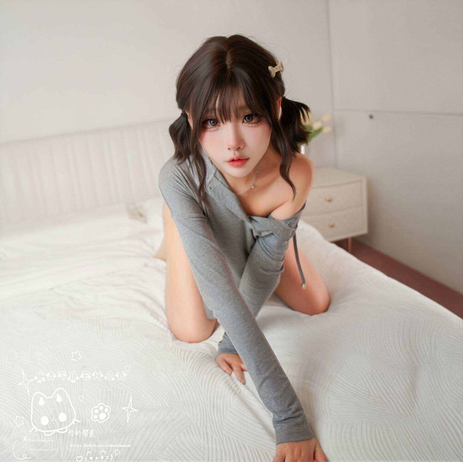 Coser@CatDemon喵崽 (你的喵崽): 肉欲灰帽衫 (45 photos)