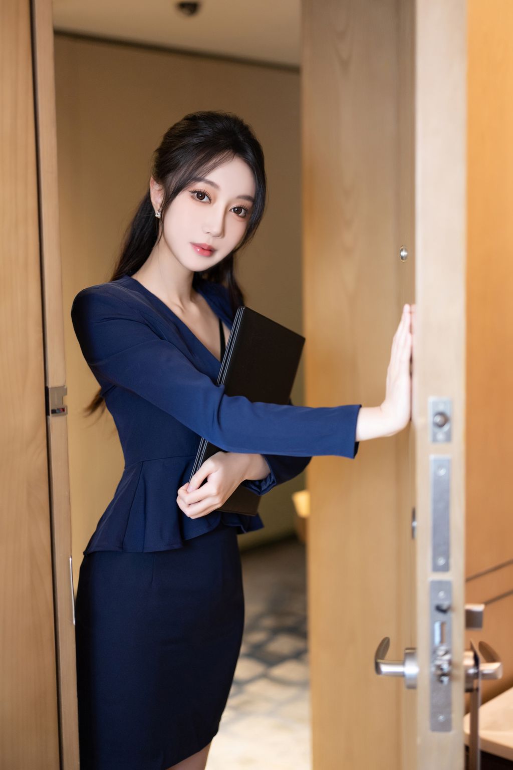 [内购无水印] 玥儿玥er: 秘书OL装 (90 photos)