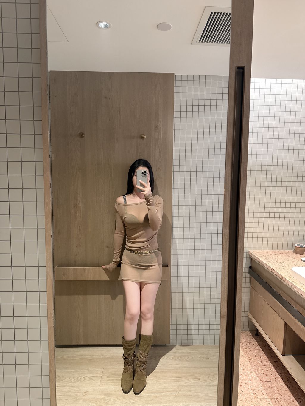 [OtherXXX] Lili_桃儿: 长腿酥胸御姐人前露出私拍福利 (76 photos + 9 videos)