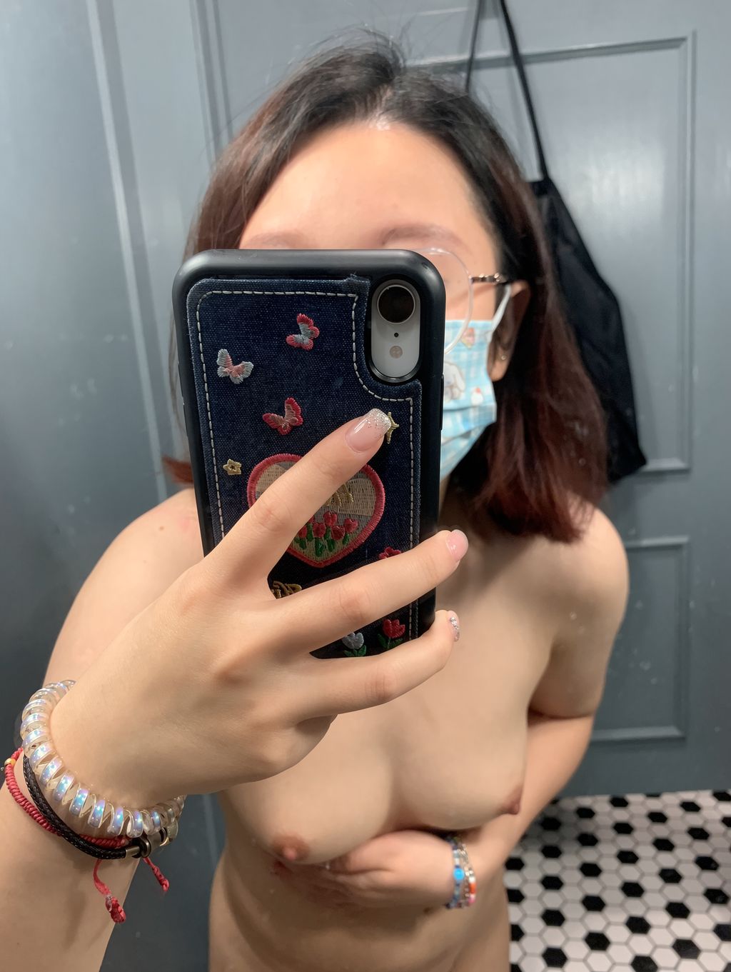 [OtherXXX] DecZovec: 露出小萝莉人前露出私拍福利 (258 photos + 5 videos)