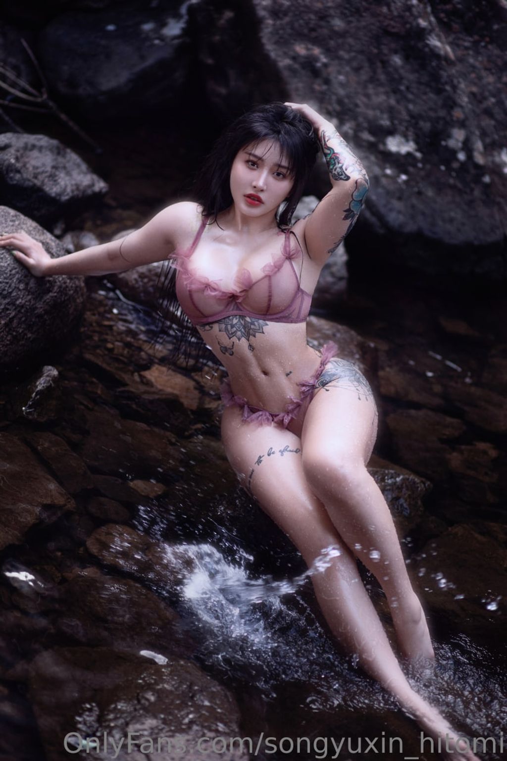 宋昱欣Hitomi: OF私拍 童颜巨臀网红脸A4腰 (318 photos + 14 videos) 19 宋昱欣Hitomi: OF私拍 童颜巨臀网红脸A4腰 (318 photos + 14 videos) 19