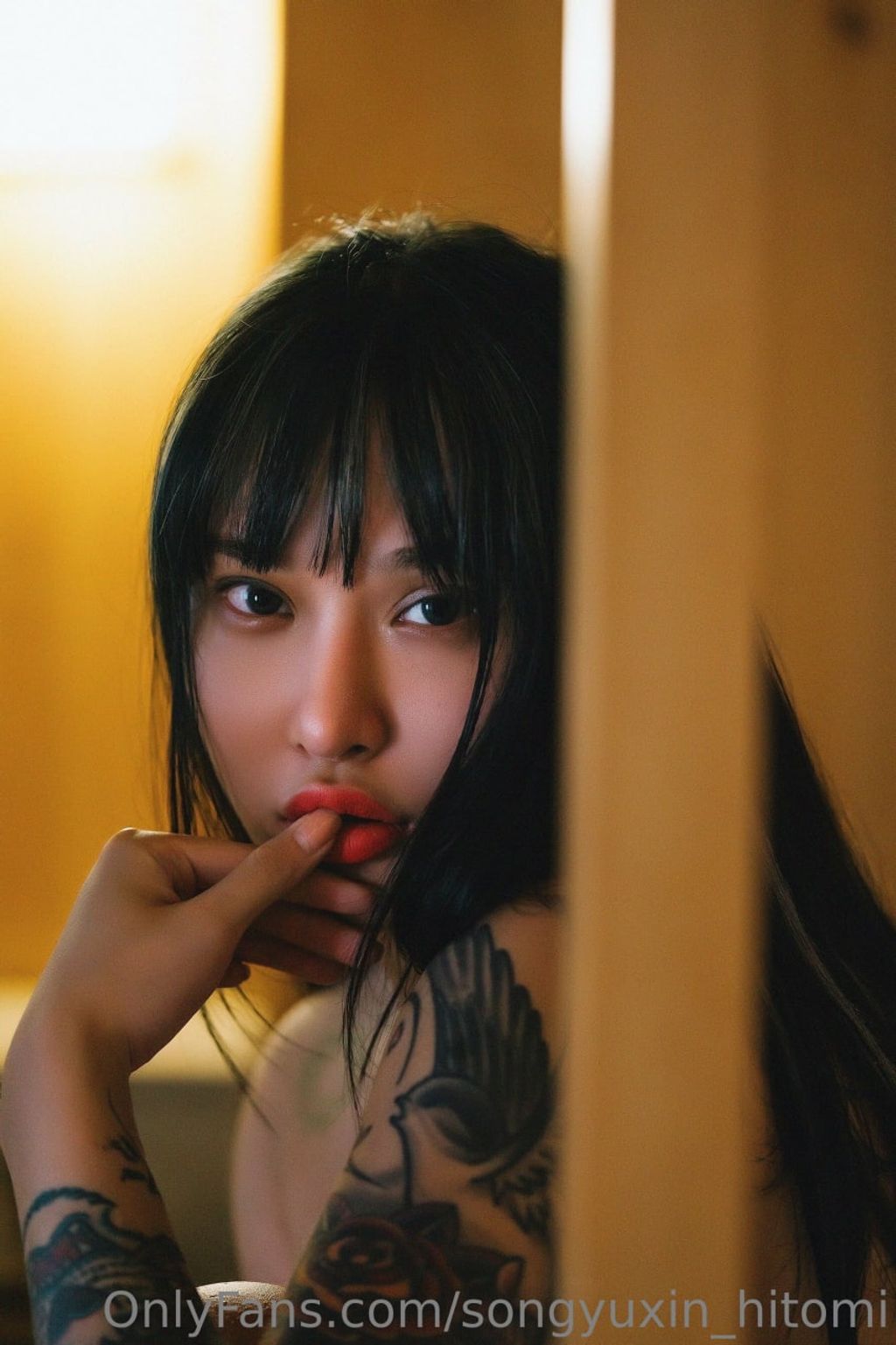 宋昱欣Hitomi: OF私拍 童颜巨臀网红脸A4腰 (318 photos + 14 videos) 15 宋昱欣Hitomi: OF私拍 童颜巨臀网红脸A4腰 (318 photos + 14 videos) 15
