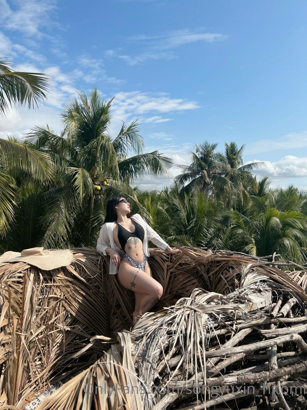 宋昱欣Hitomi: OF私拍 童颜巨臀网红脸A4腰 (318 photos + 14 videos) 15 宋昱欣Hitomi: OF私拍 童颜巨臀网红脸A4腰 (318 photos + 14 videos) 15