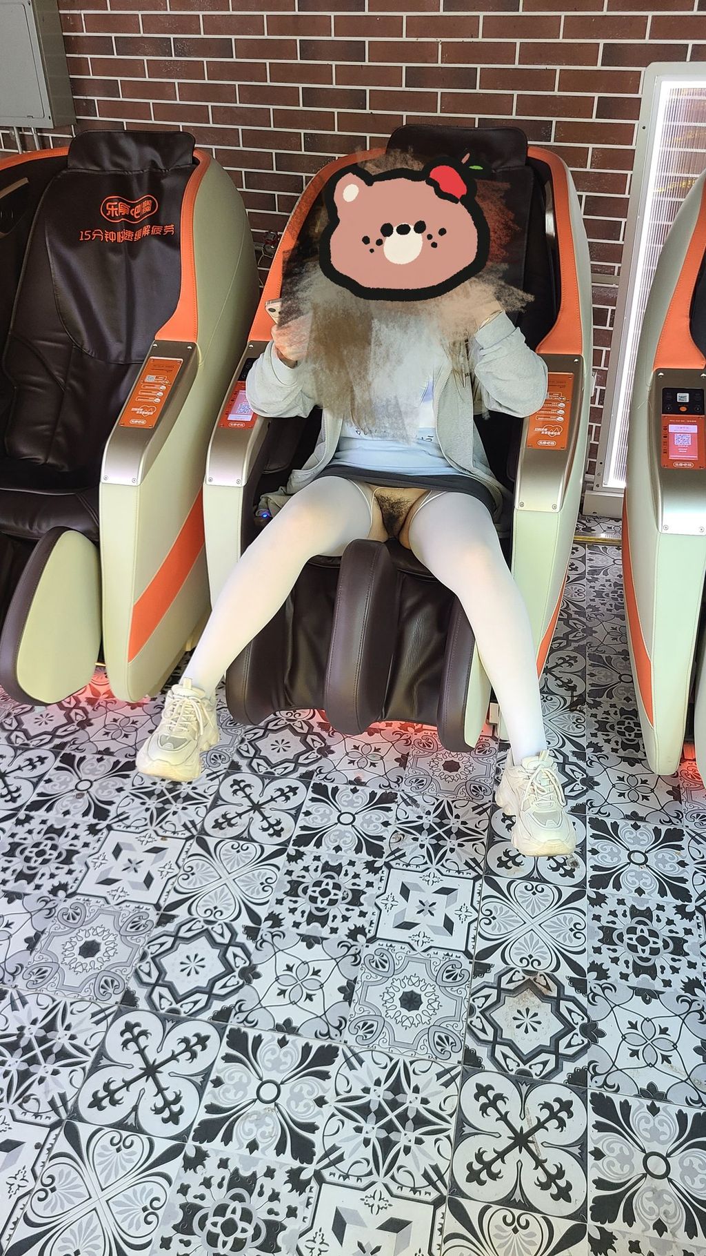 蹲蹲王(dundunyiyayo): 户外露出福利姬 蹲蹲王奇遇记 (86 photos + 14 videos)