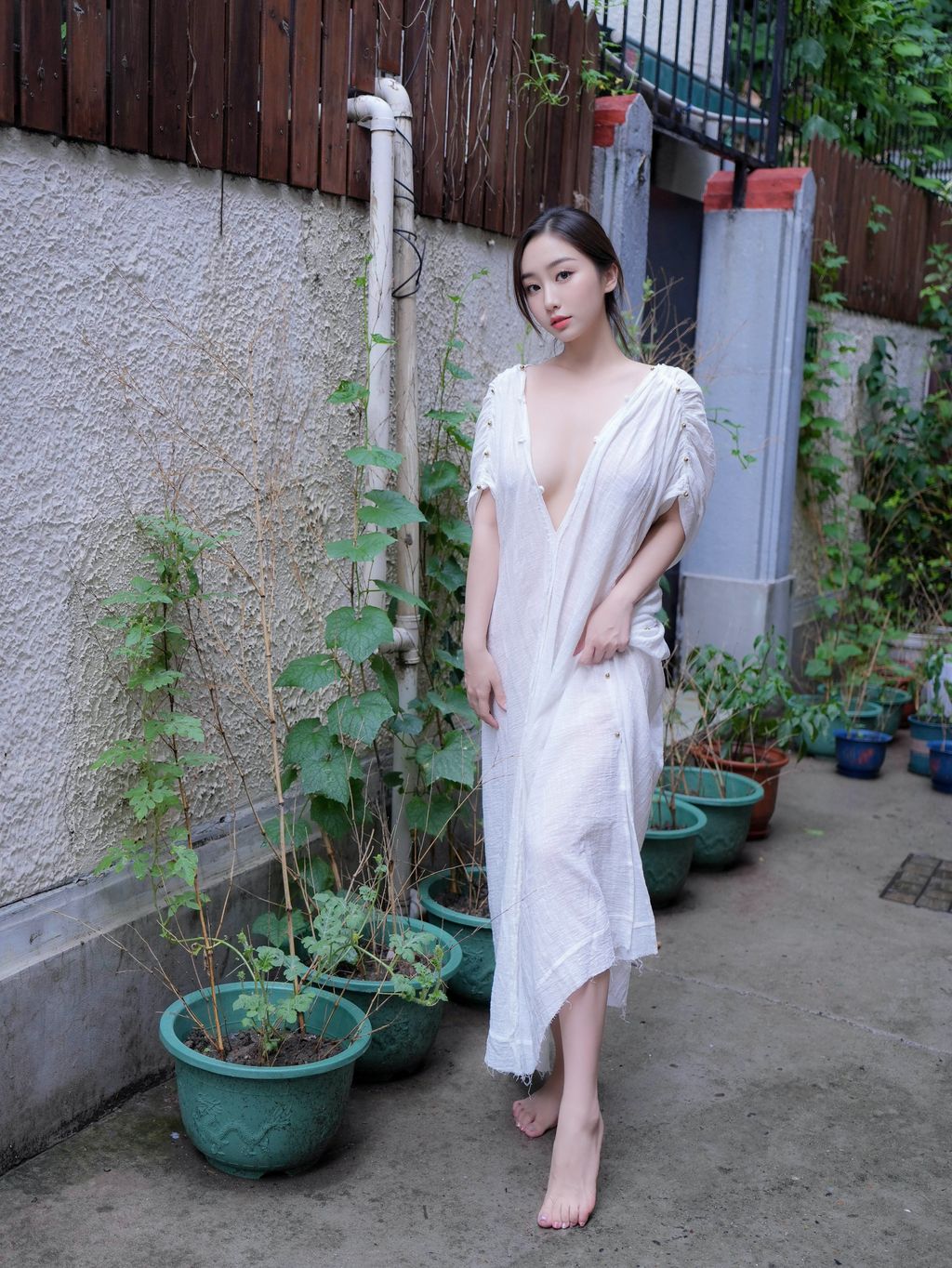 [XR Uncensored] 楠芝: R18 秀人网模特 身着白色长裙的美女画家 (84 photos)