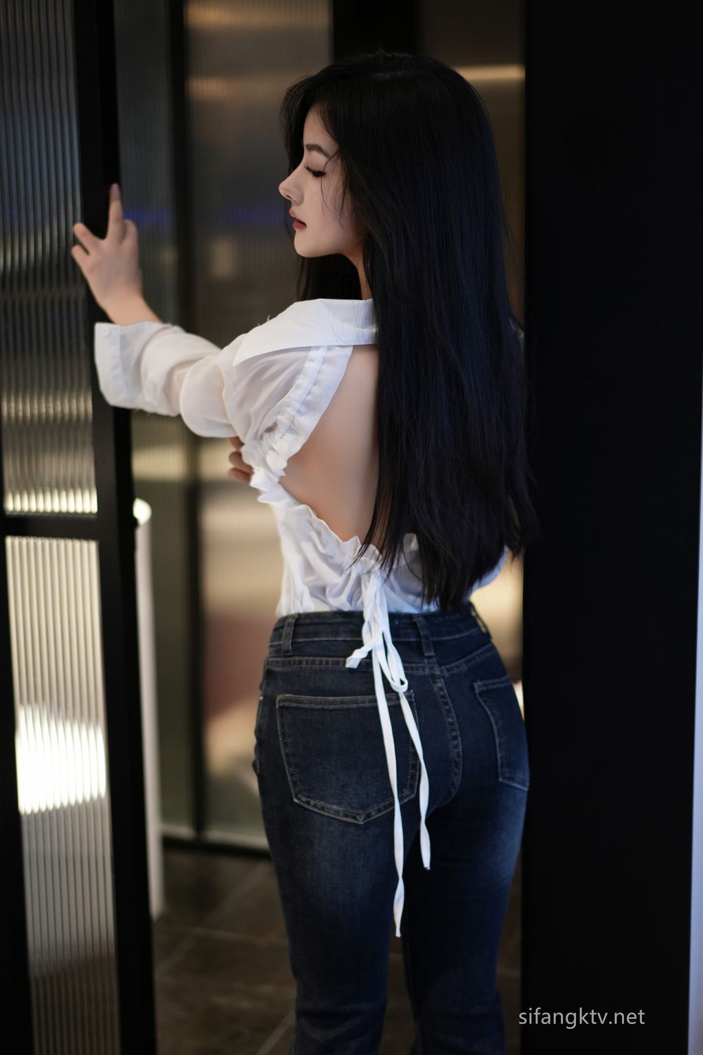 [XR Uncensored] 谭小灵: R18 秀人网模特 牛仔裤原图 (99 photos + 1 video)