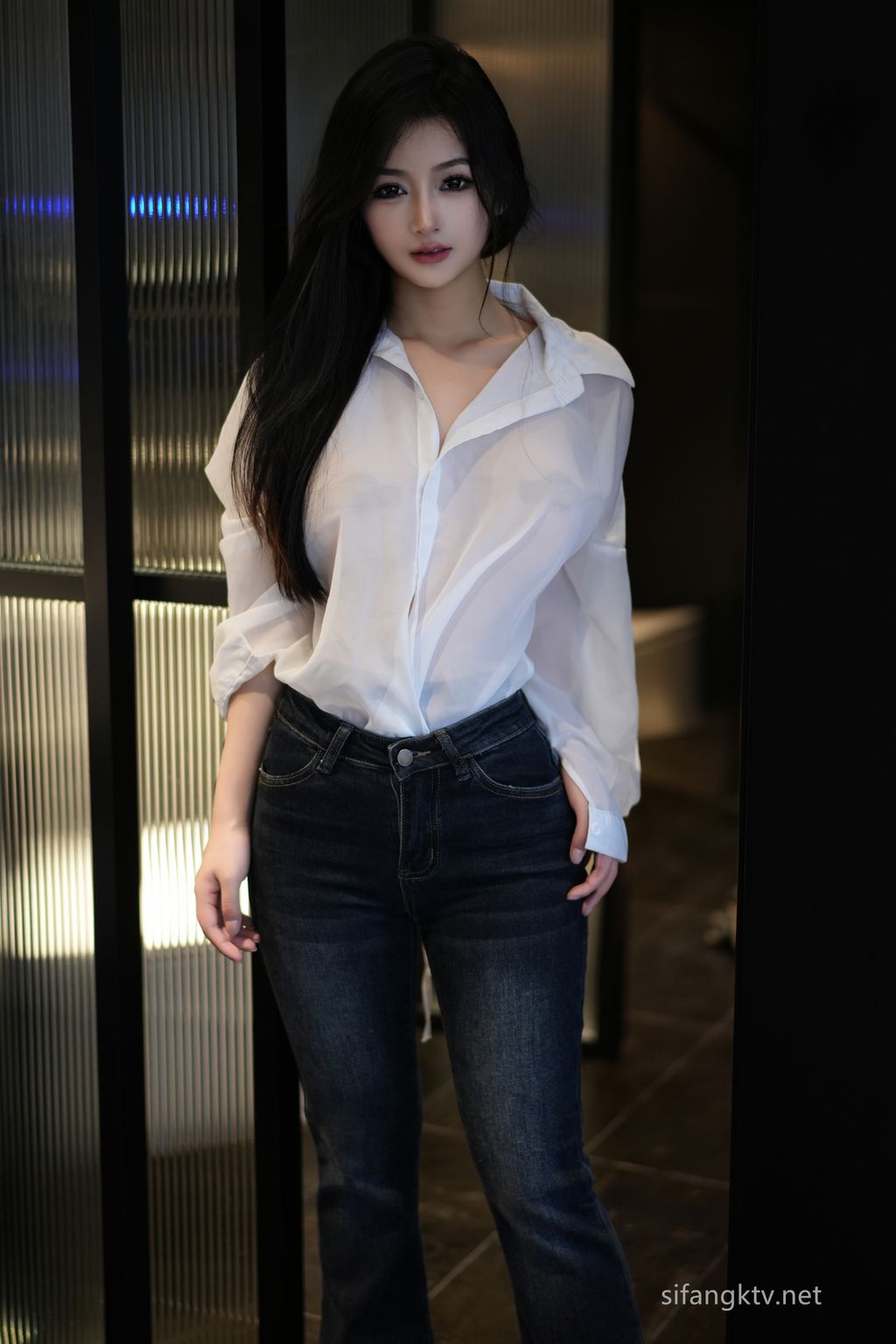 [XR Uncensored] 谭小灵: R18 秀人网模特 牛仔裤原图 (99 photos + 1 video)