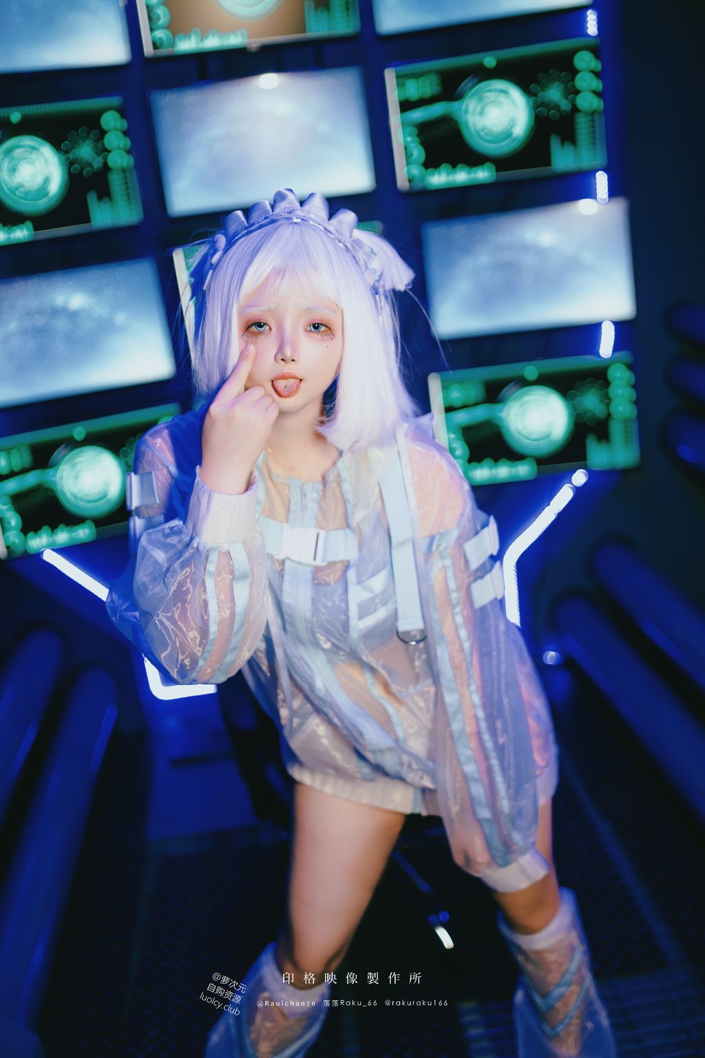 Coser@落落Raku: 侵略者V日常 (8K Ver.) (52 photos + 1 video)