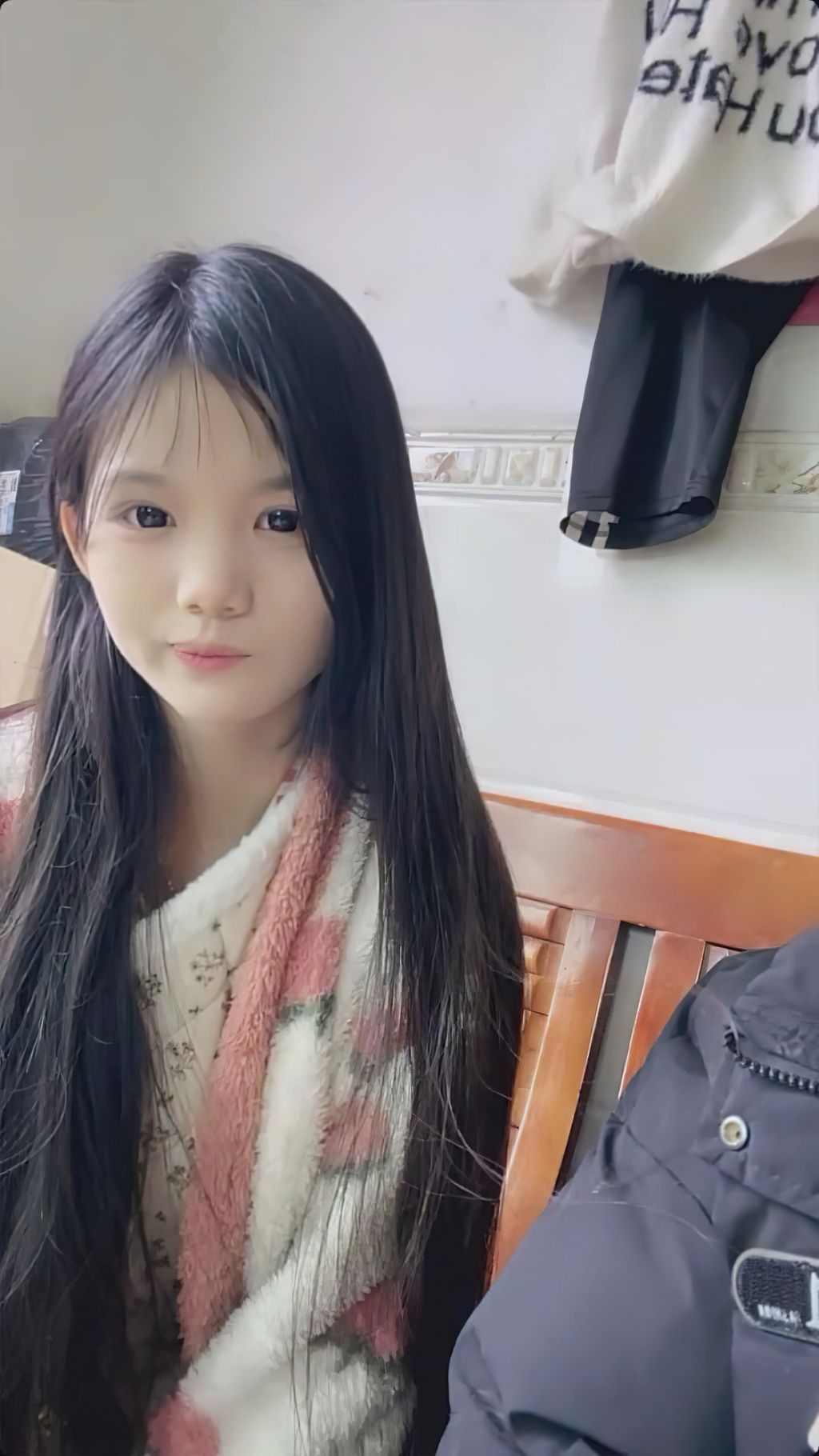 07水嫩宝宝: 绝美农村女孩 村里露出 (43 photos + 6 videos)