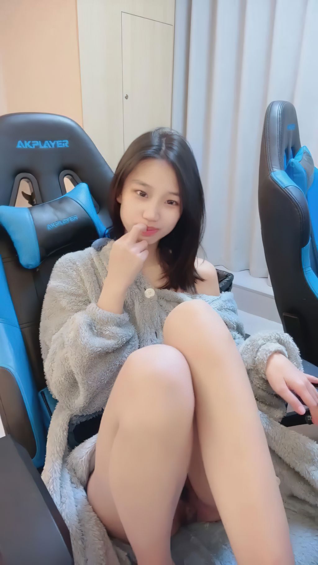 周小琳: 最美校花 约网友一对一私拍 (38 photos + 8 videos)