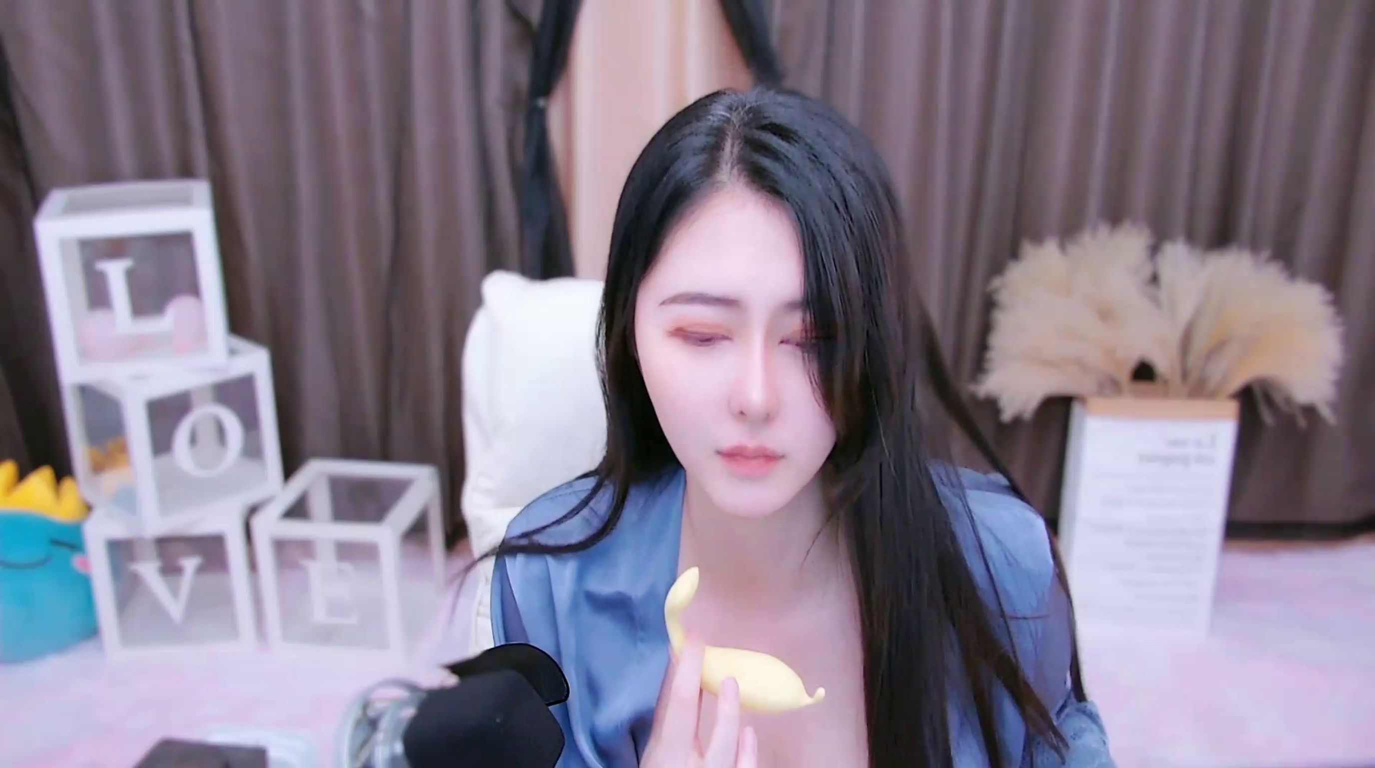 七月: 网易CC头牌主播 人美奶大 定制裸舞自慰合集 (64 photos + 12 videos) 12 七月: 网易CC头牌主播 人美奶大 定制裸舞自慰合集 (64 photos + 12 videos) 12