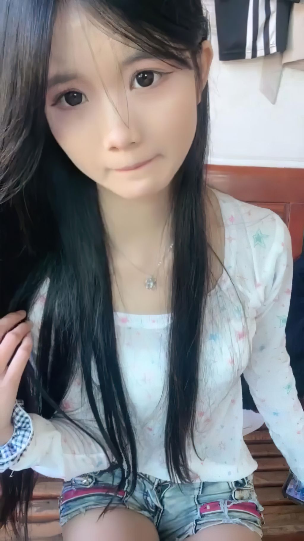 水嫩宝宝: 农村07年美少女 户外跳蛋 勾搭隔壁油腻大叔 (62 photos + 3 videos)
