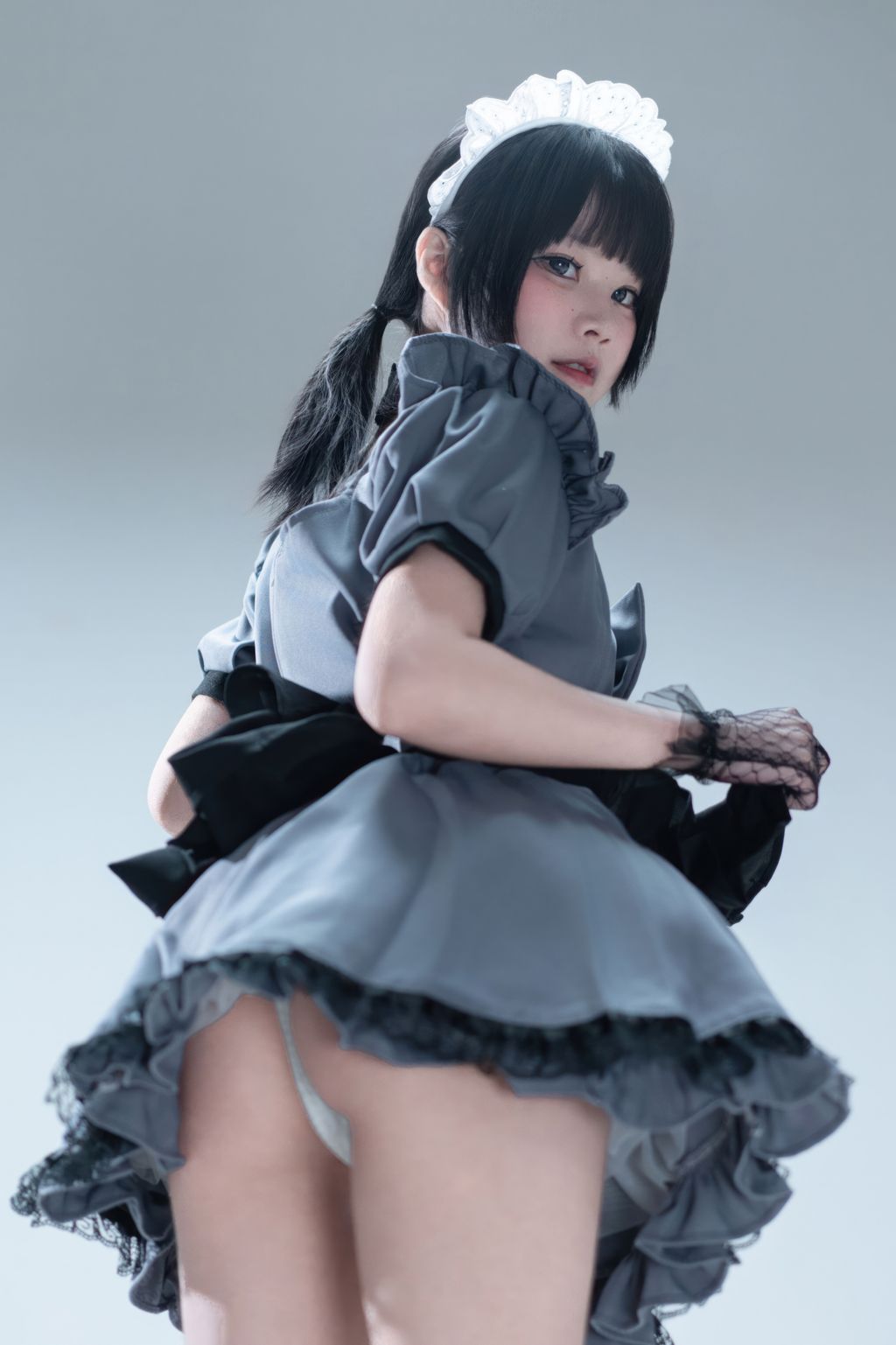 Coser@清水凪: 手提箱与灰色女仆 (80 photos)