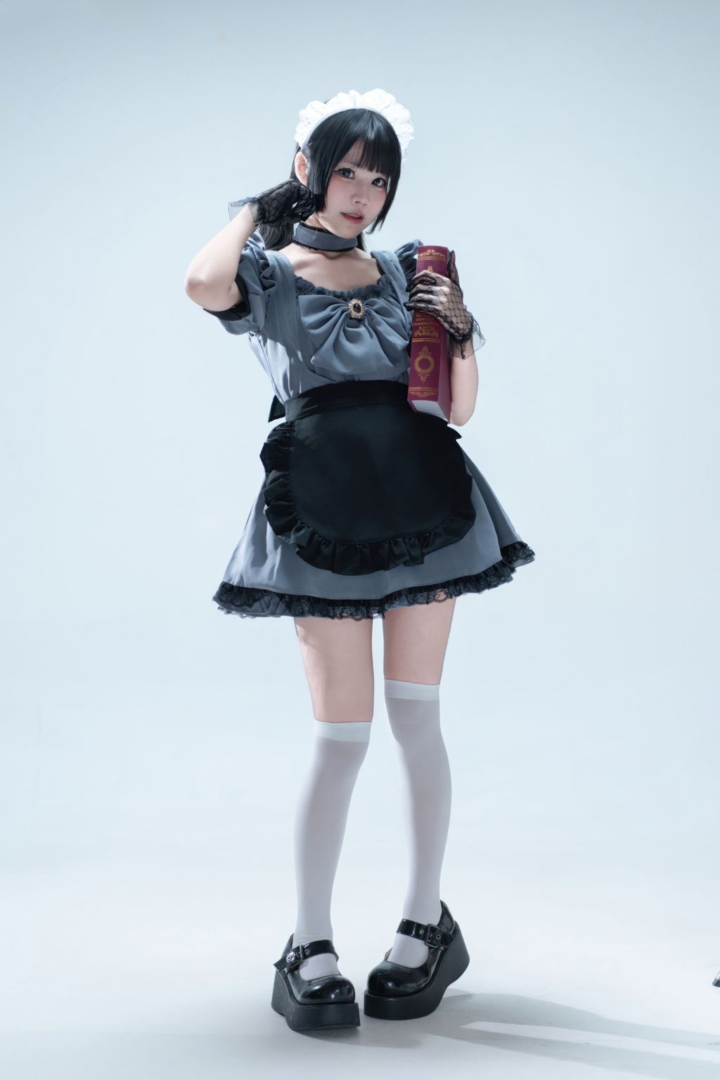 Coser@清水凪: 手提箱与灰色女仆 (80 photos)