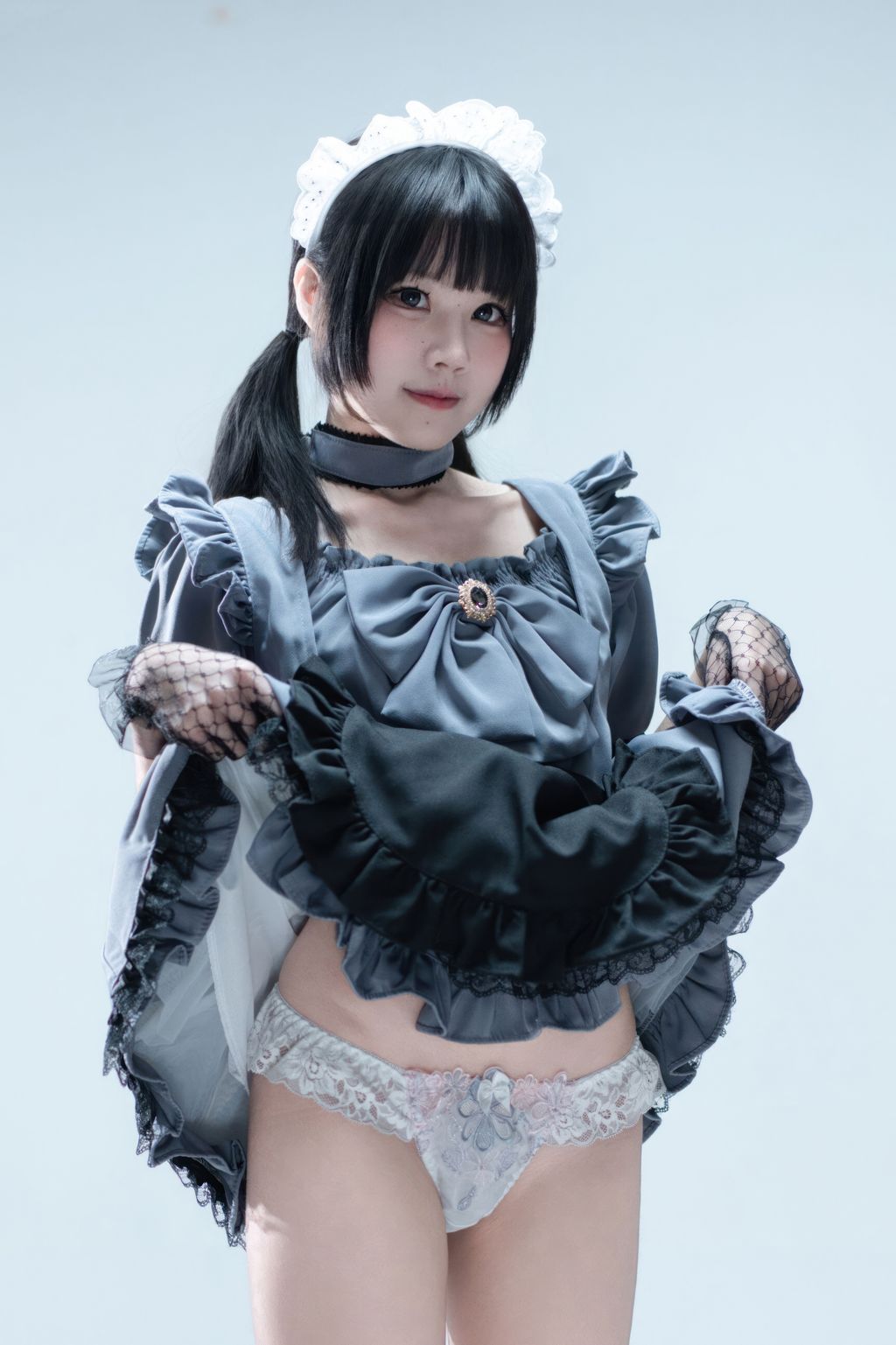 Coser@清水凪: 手提箱与灰色女仆 (80 photos)