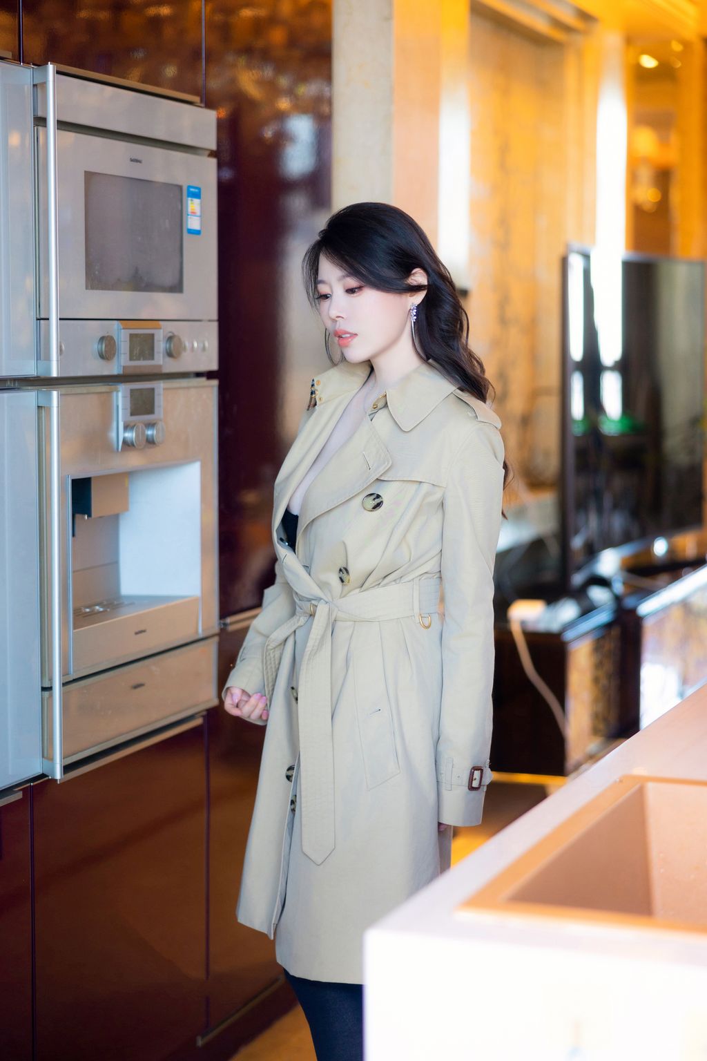 [内购无水印] Bai Ru Xue (白茹雪): 秀人网模特 黑丝风衣 (84 photos)