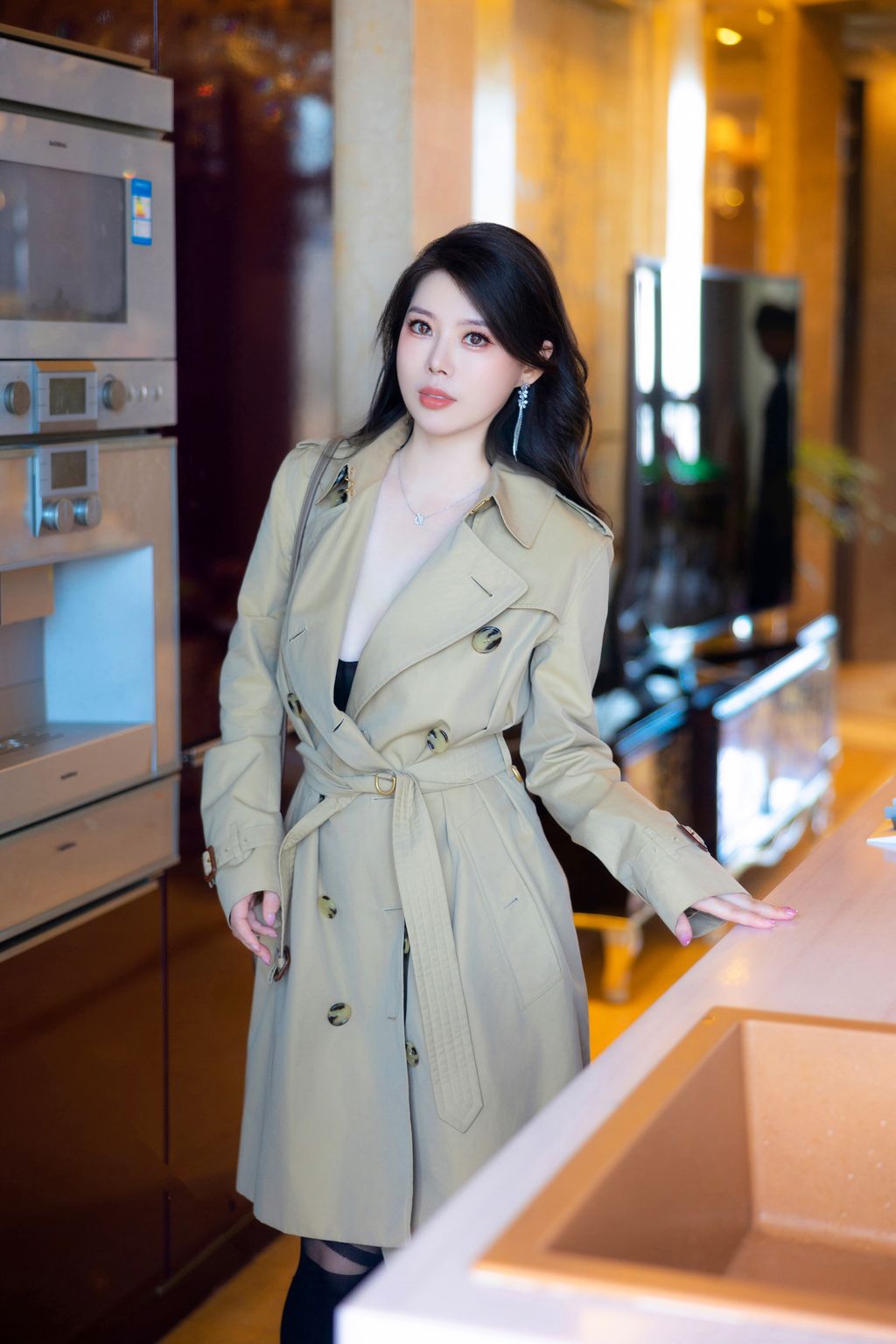 [内购无水印] Bai Ru Xue (白茹雪): 秀人网模特 黑丝风衣 (84 photos)