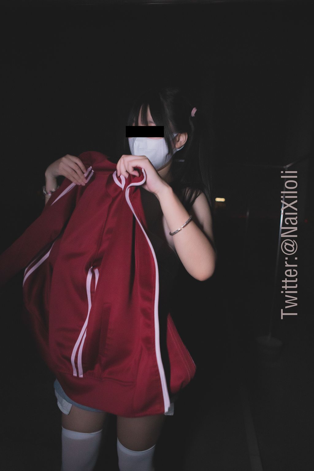 Coser@狍崽饭(NaiXiloli): 酒红色外套深夜露出 (110 photos + 4 videos)