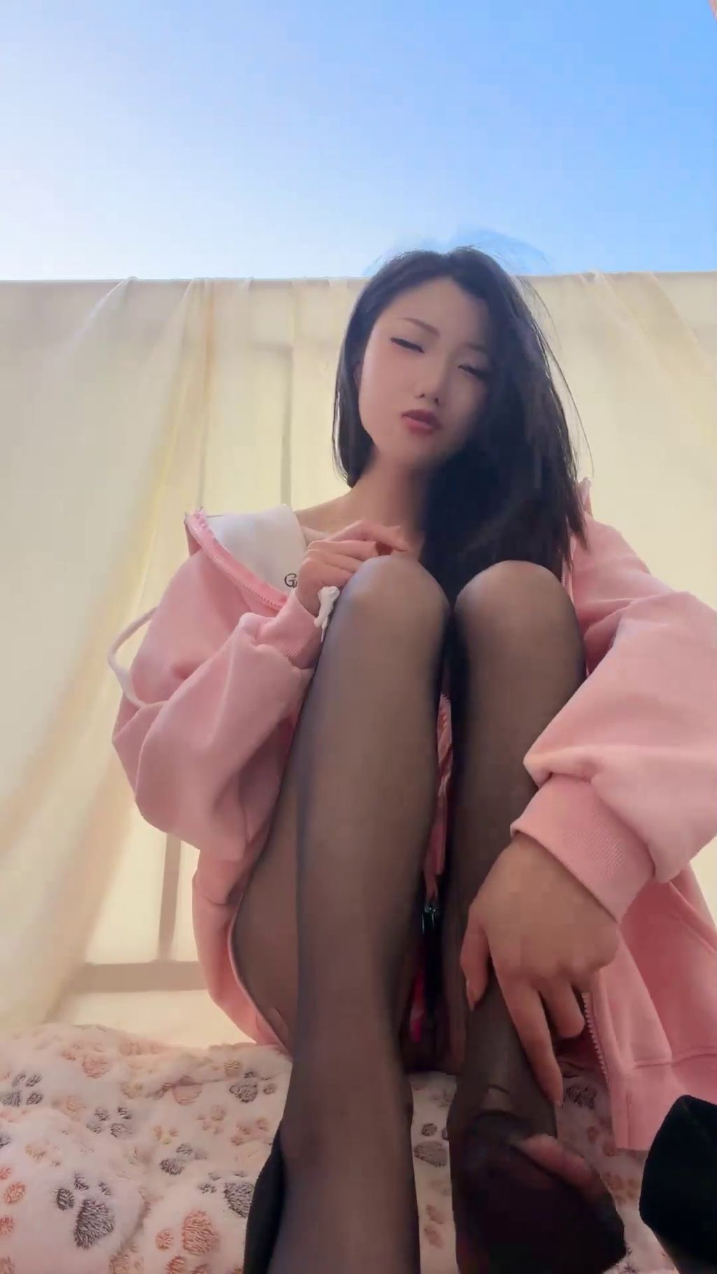 零五小野猫: 玉足尤物 丝袜美腿 (44 photos + 7 videos)