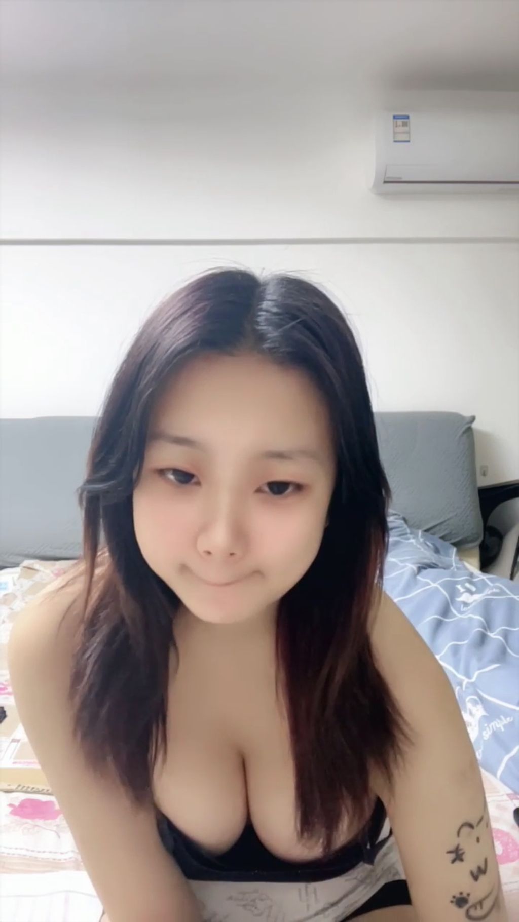 少女依依: G乳学妹下海赚学费 07女大网红 #01 (38 photos + 4 videos)