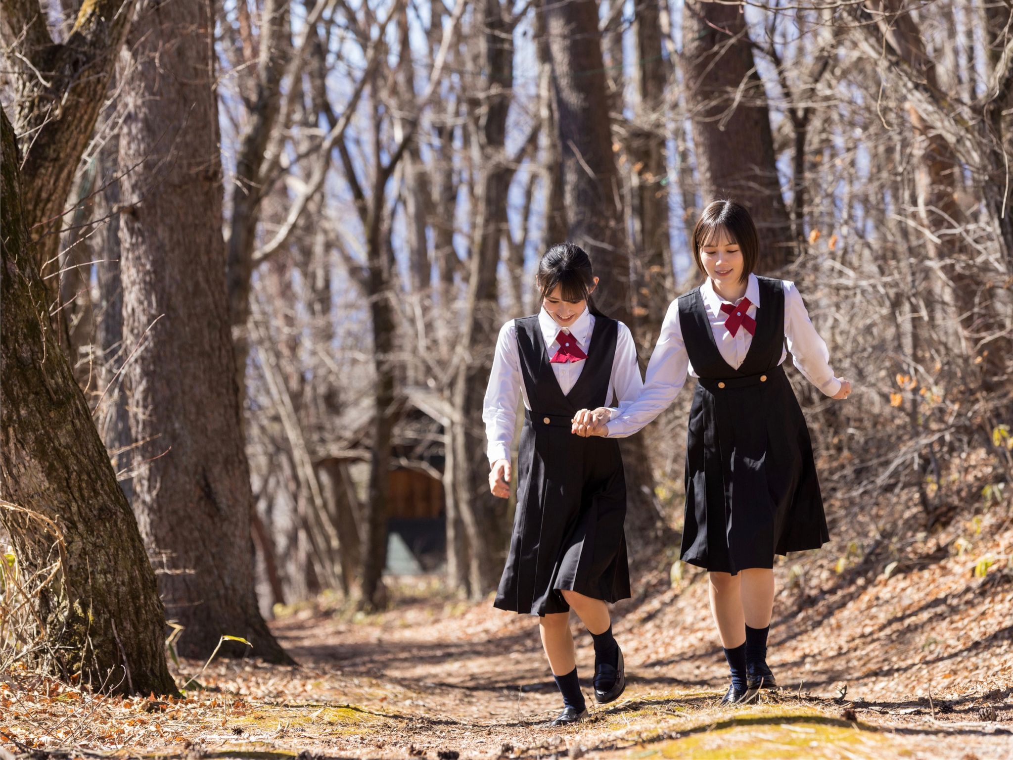 [JP] Suzumori Remu (涼森れむ) & Umi Yatsugake (八掛うみ): Girl Loving Girl ヌード写真集 (58 photos)