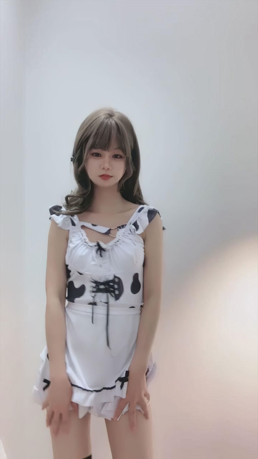 立定猫咪: 新晋女神裸舞 颜值一流 收费房道具秀 (49 photos + 2 videos)