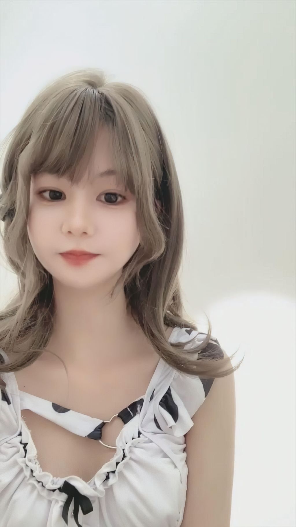 立定猫咪: 新晋女神裸舞 颜值一流 收费房道具秀 (49 photos + 2 videos)