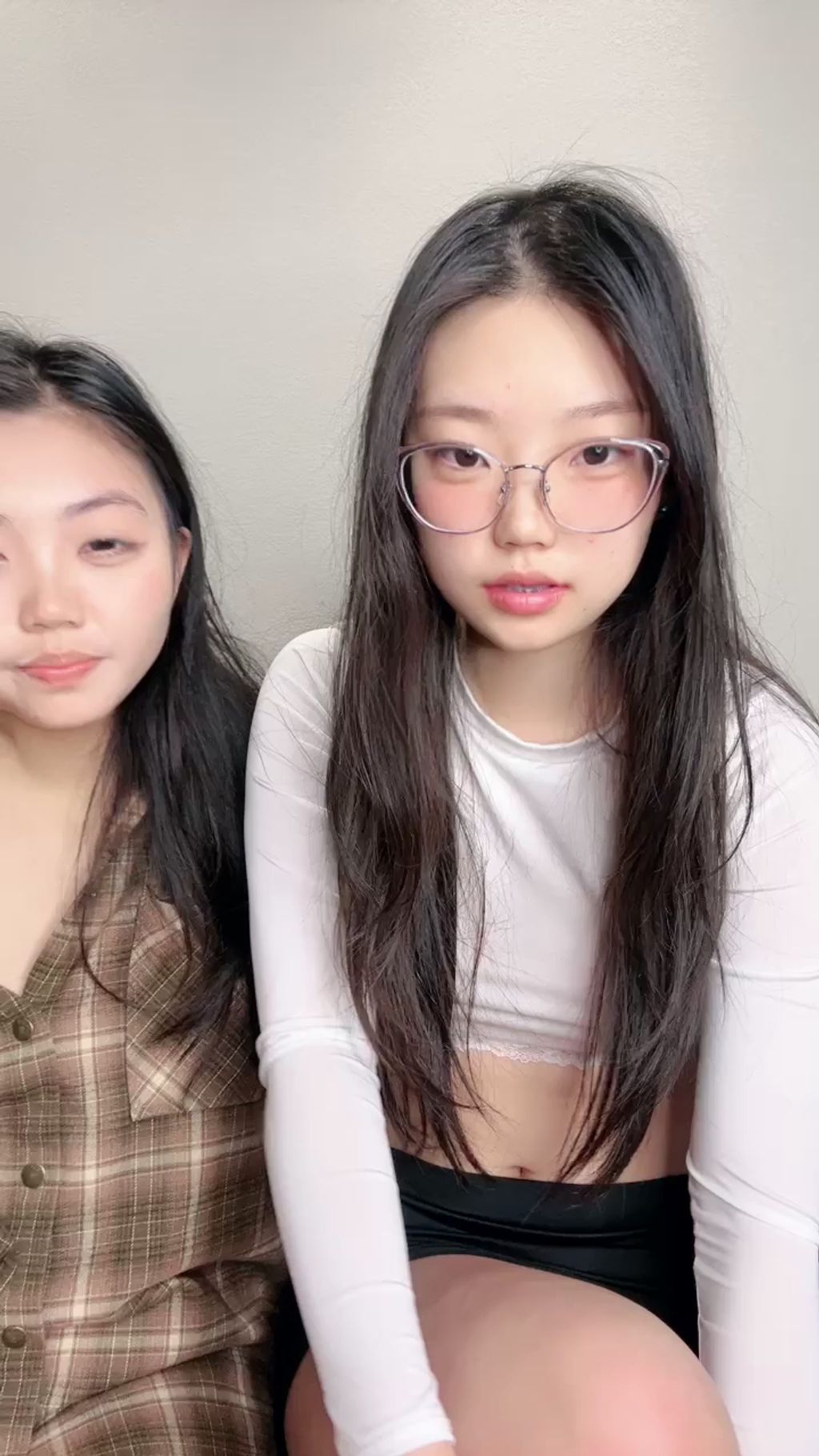 雯雯茜茜: 欲女双学妹 剧情演绎 勾引技师 外卖小哥 #04 (53 photos + 8 videos)