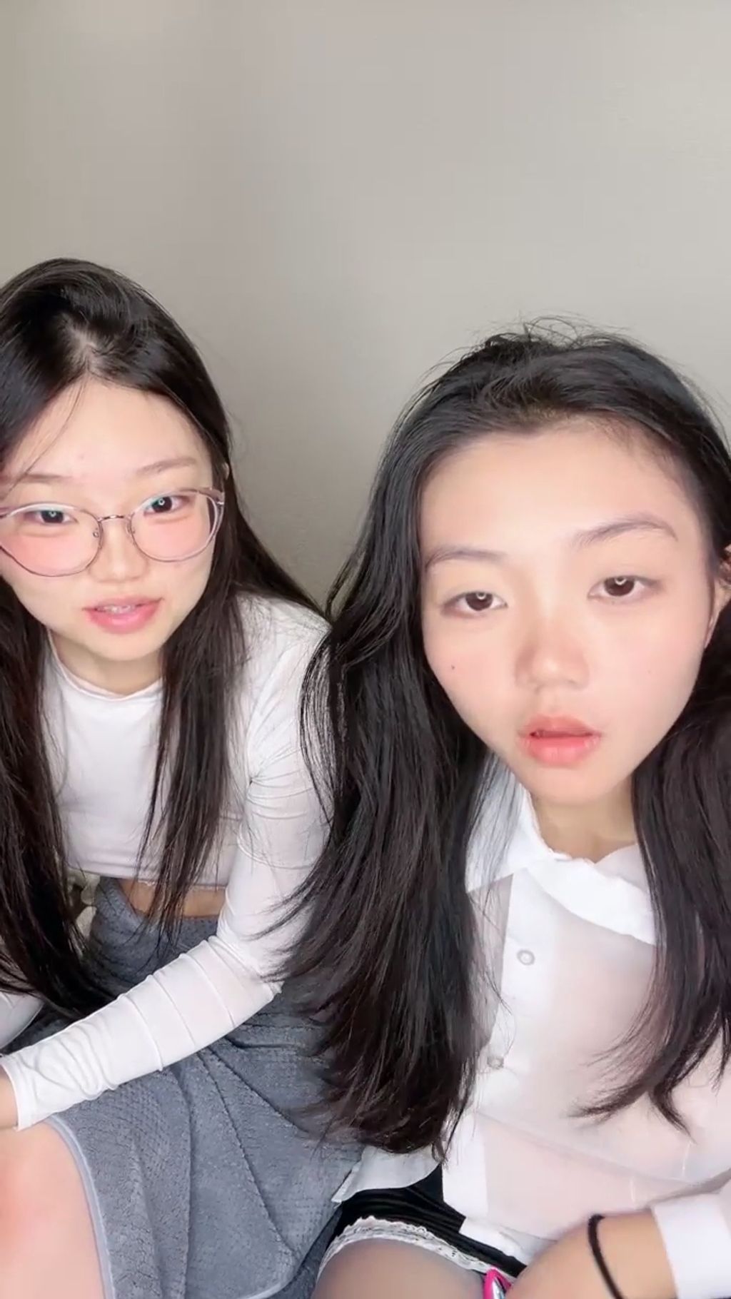 雯雯茜茜: 欲女双学妹 剧情演绎 勾引技师 外卖小哥 #01 (55 photos + 7 videos)