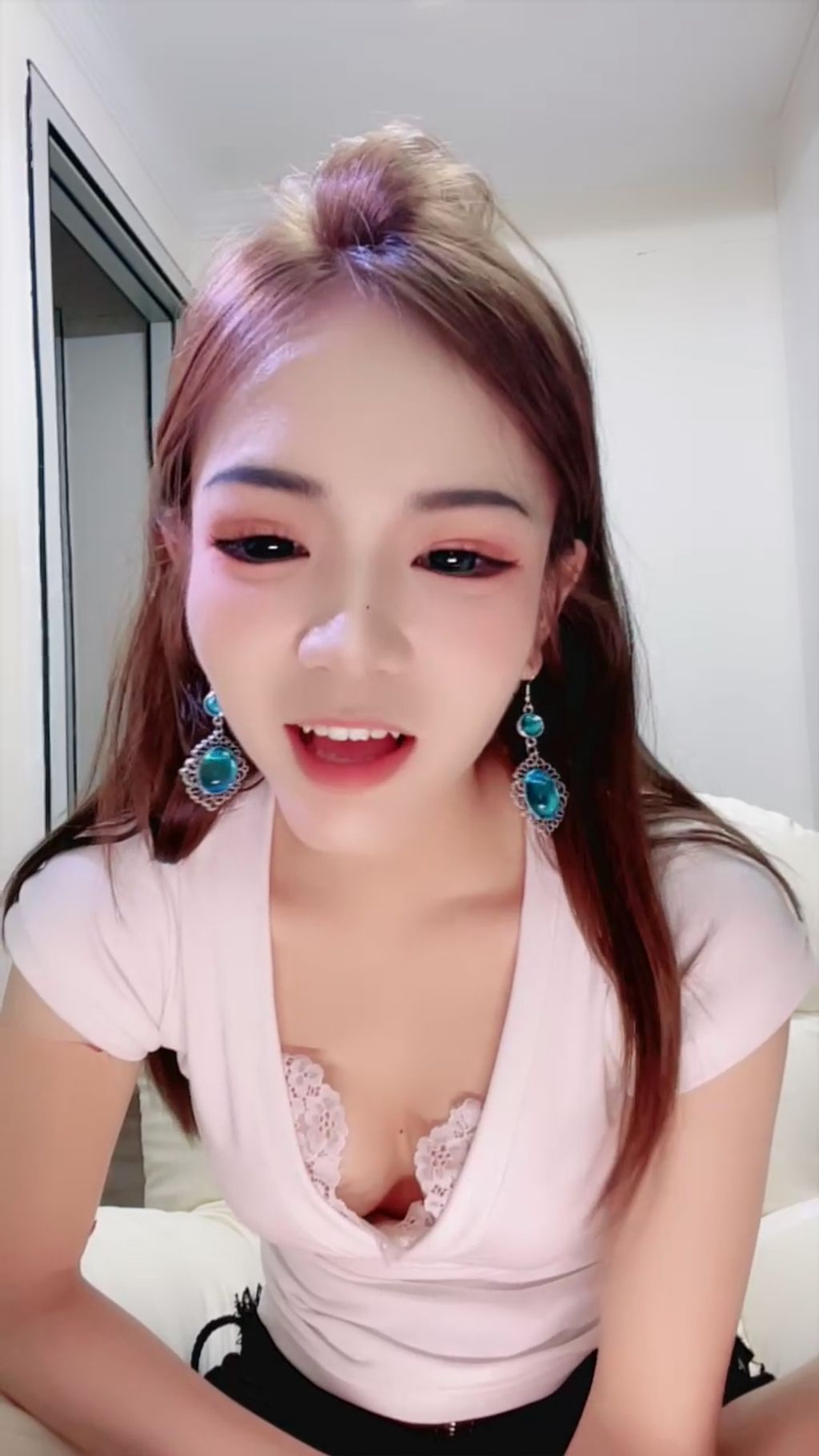 顾只只(苏晴): 甜御完美结合的喷水姬女神视频合集 #08 (50 photos + 3 videos)