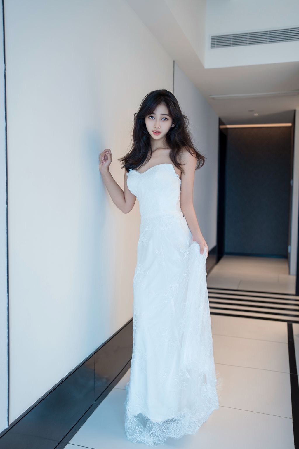 [XR Uncensored] 时安安: R18 秀人网模特 白色蕾丝长裙VS无内肉丝 (93 photos)