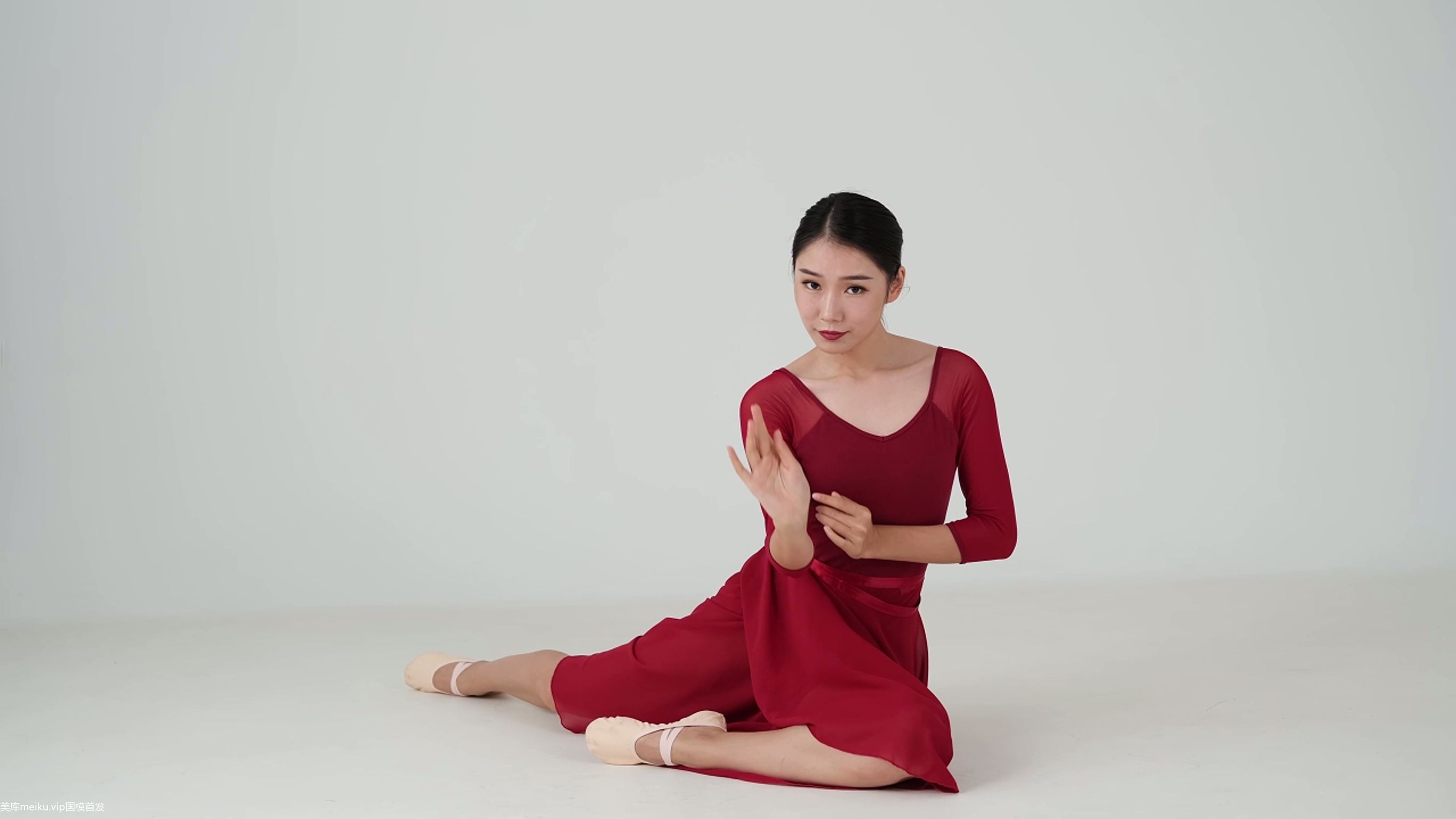 御姐舞蹈老师: 高抬腿多毛美穴4K超清 贵妇气质拉满 (48 photos + 4 videos) 4 御姐舞蹈老师: 高抬腿多毛美穴4K超清 贵妇气质拉满 (48 photos + 4 videos) 4