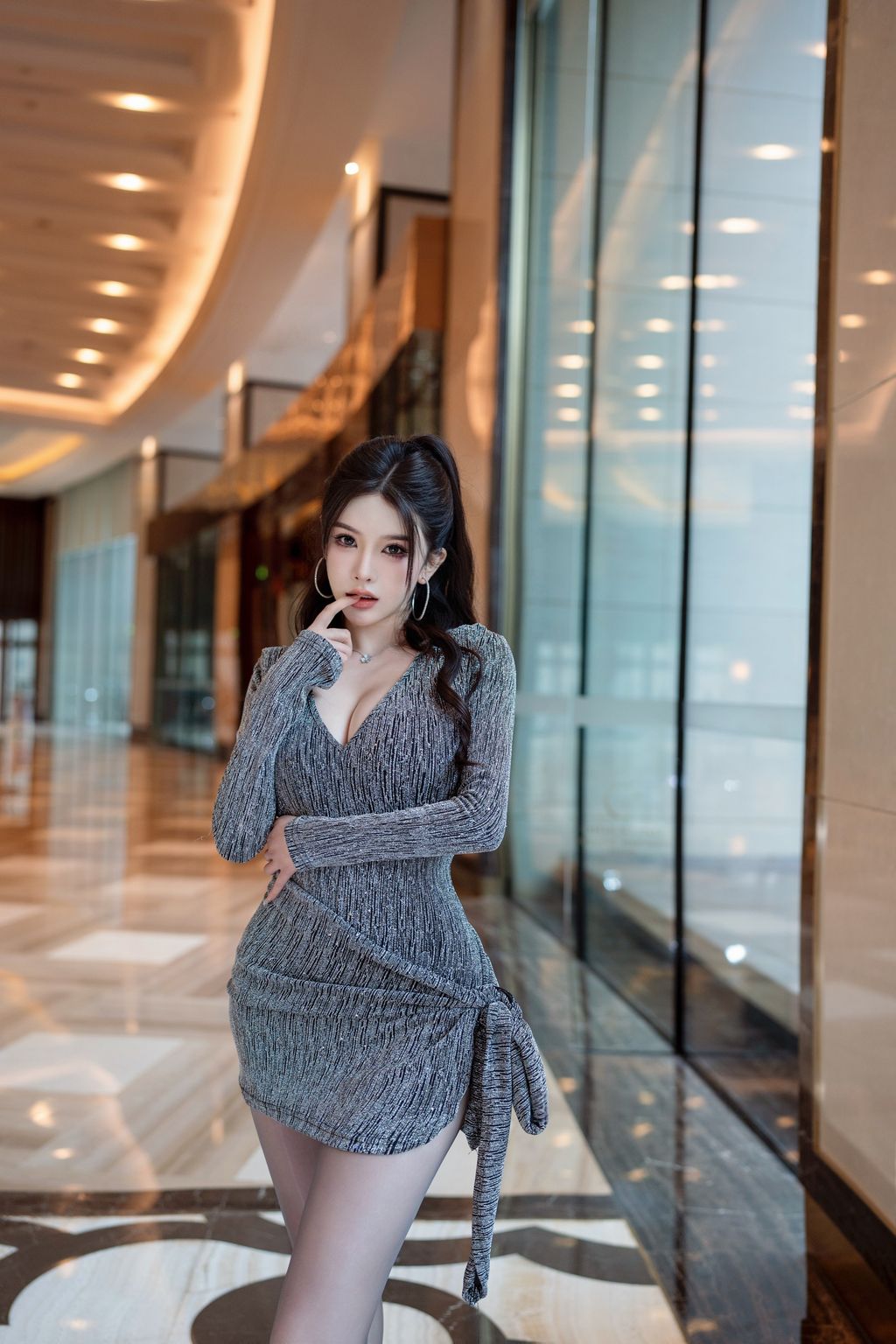 [XR Uncensored] Li Li Sha (李丽莎): R18 秀人网模特 女神的短裙灰丝 (89 photos)