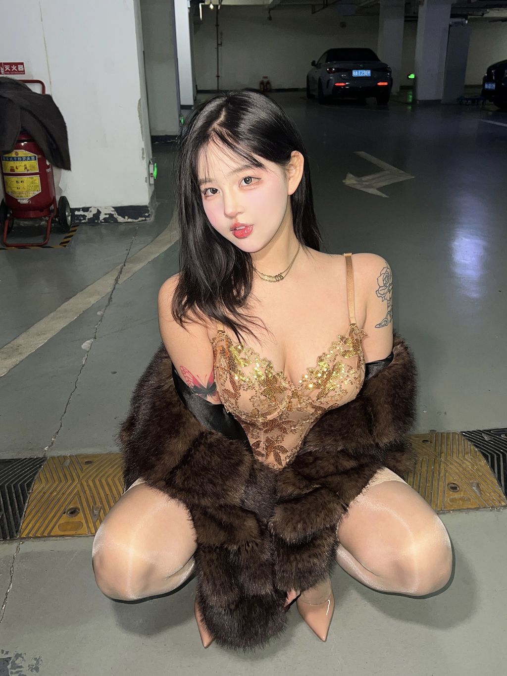 小u优优子: 貂皮大衣 (50 photos) 8 小u优优子: 貂皮大衣 (50 photos) 8